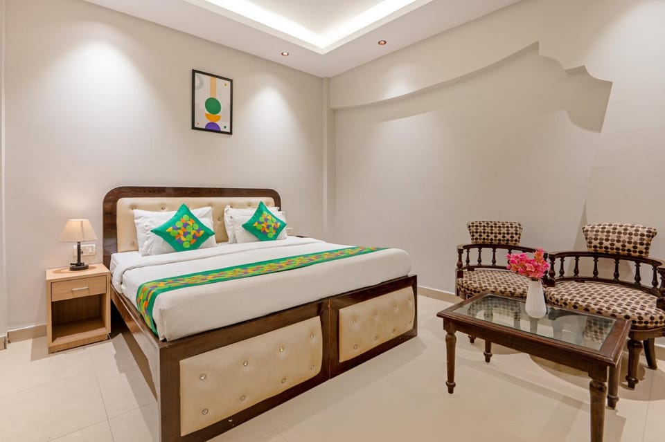 Bed, Seating area, Bedroom