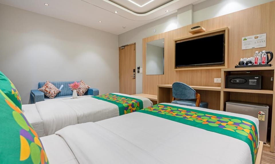 Communal lounge/ TV room, TV and multimedia, Photo of the whole room, Seating area, Evening entertainment, Bedroom