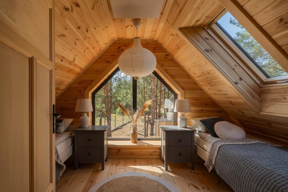 Bed, Seating area, Bedroom