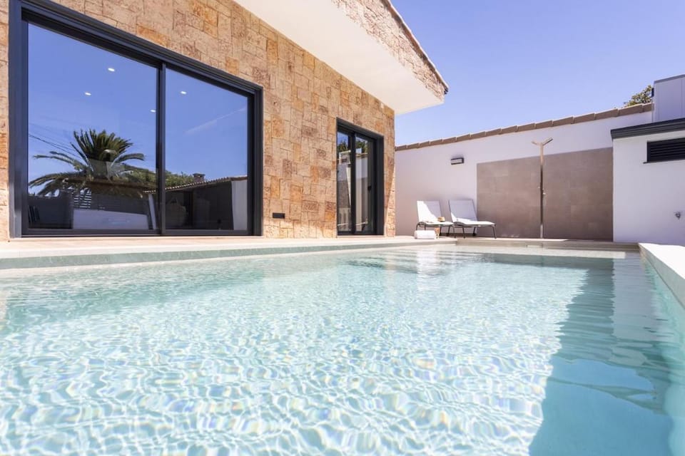 Property building, Patio, Day, Pool view, Swimming pool, sunbed