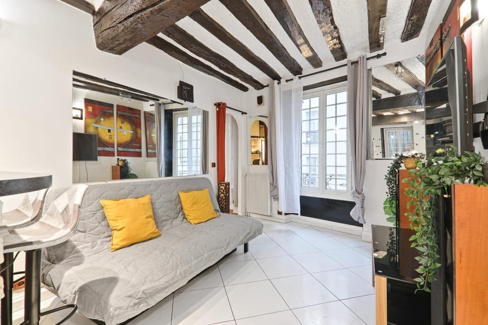 Bed, TV and multimedia, Living room, Seating area
