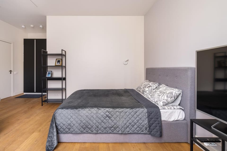 Bed, TV and multimedia, Living room, Seating area, Bedroom