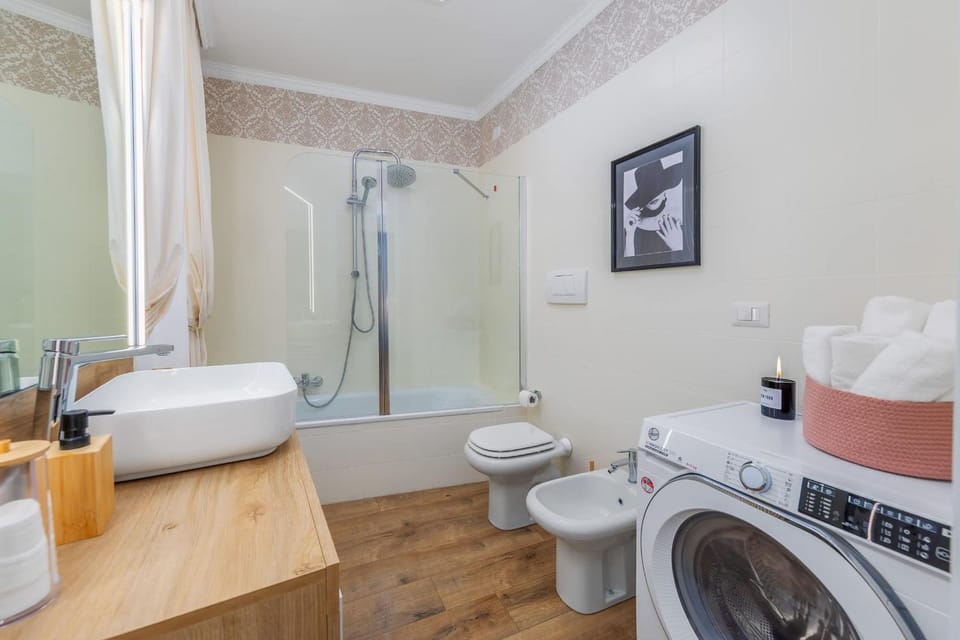 Shower, Toilet, Bathroom, Bath, towels, washing machine