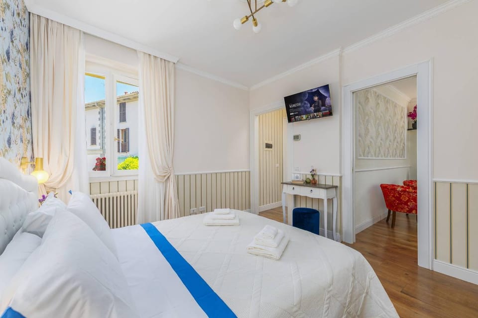 Bed, TV and multimedia, Photo of the whole room, Bedroom