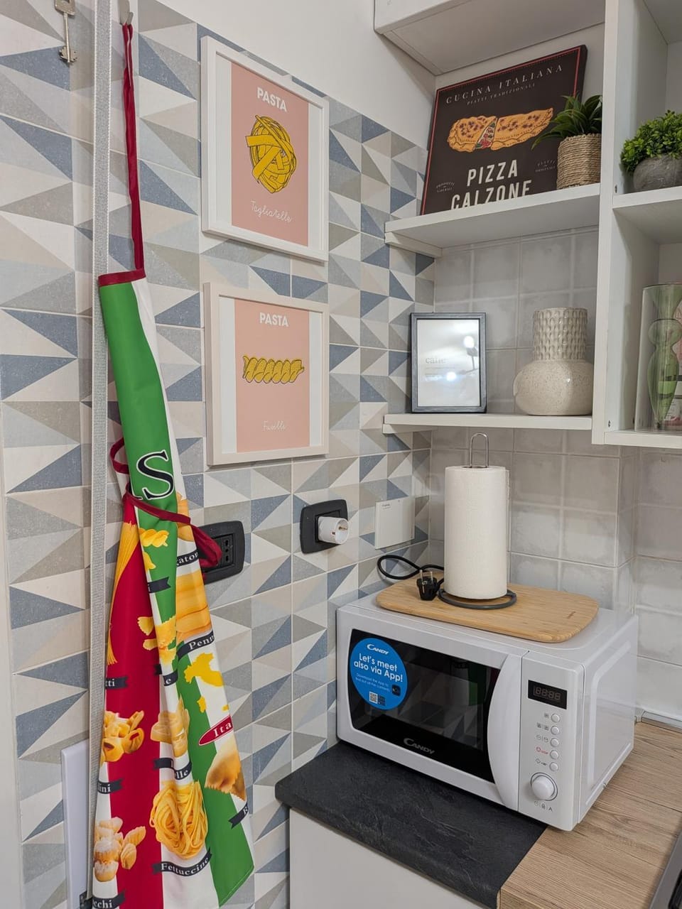 Kitchen or kitchenette, minibar
