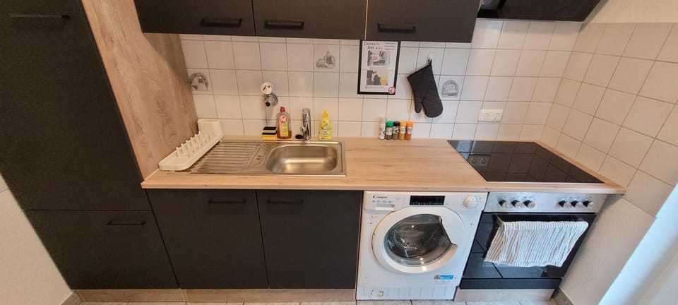 Kitchen or kitchenette, oven, stove, washing machine
