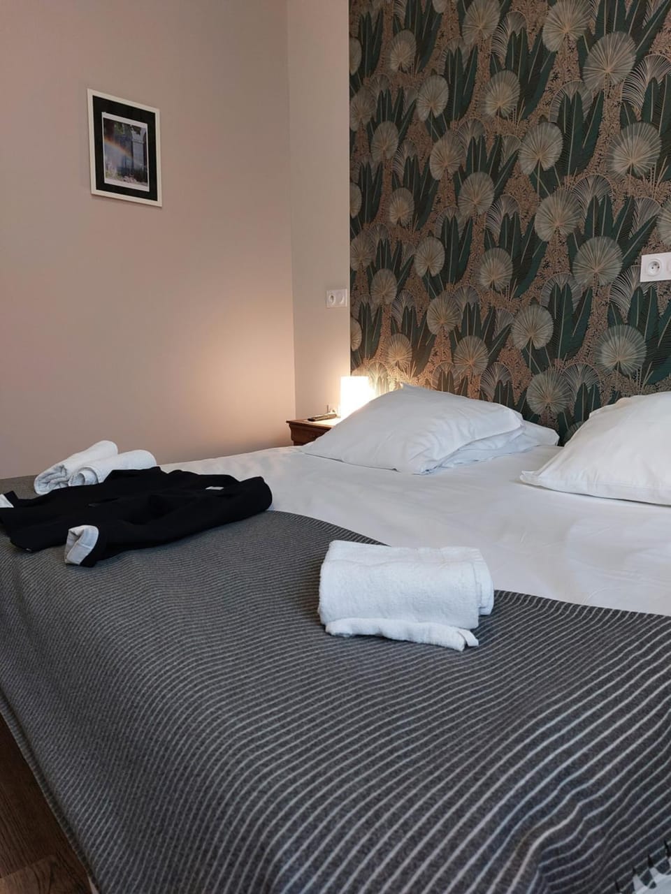 Bed, Bedroom, towels