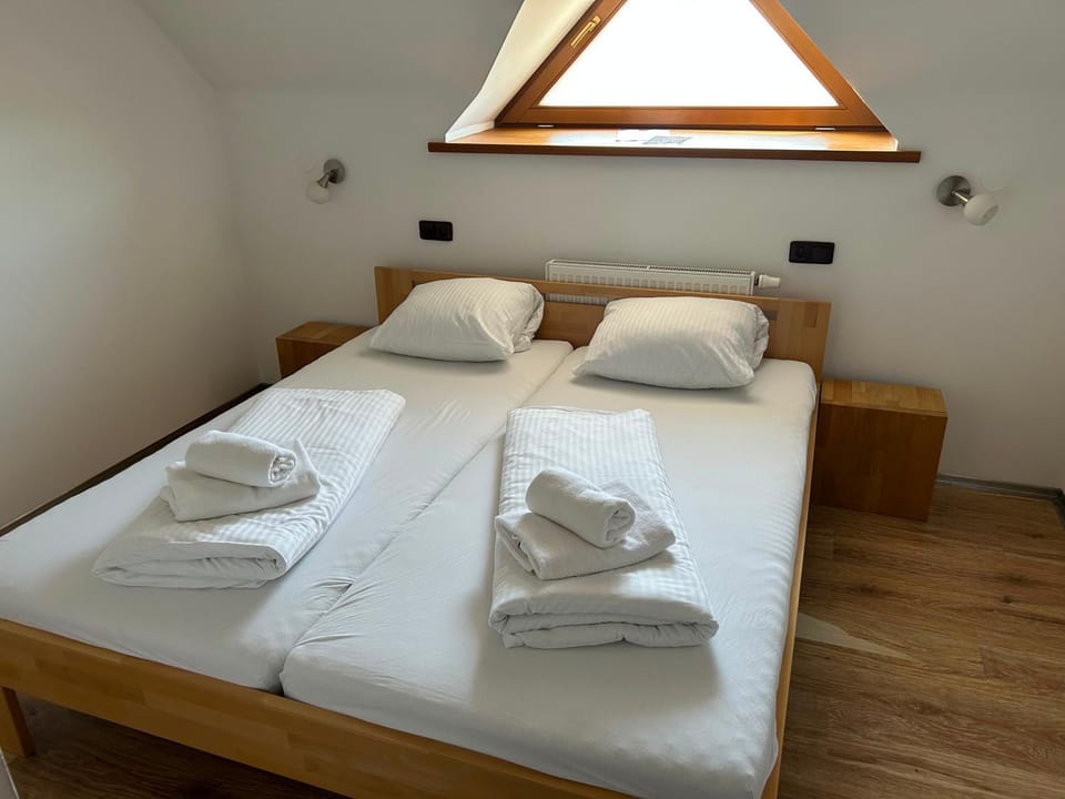 Bed, Bedroom, towels