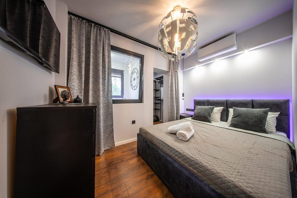 Bed, TV and multimedia, Photo of the whole room, Bedroom