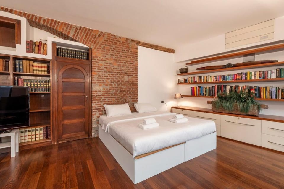 Bed, TV and multimedia, Living room, Photo of the whole room, Seating area, Bedroom