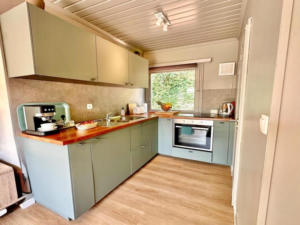 Coffee/tea facilities, Kitchen or kitchenette, oven, stove, toaster