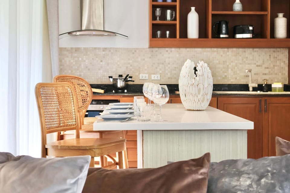 Kitchen or kitchenette, Living room, Seating area, Dining area, minibar, stove