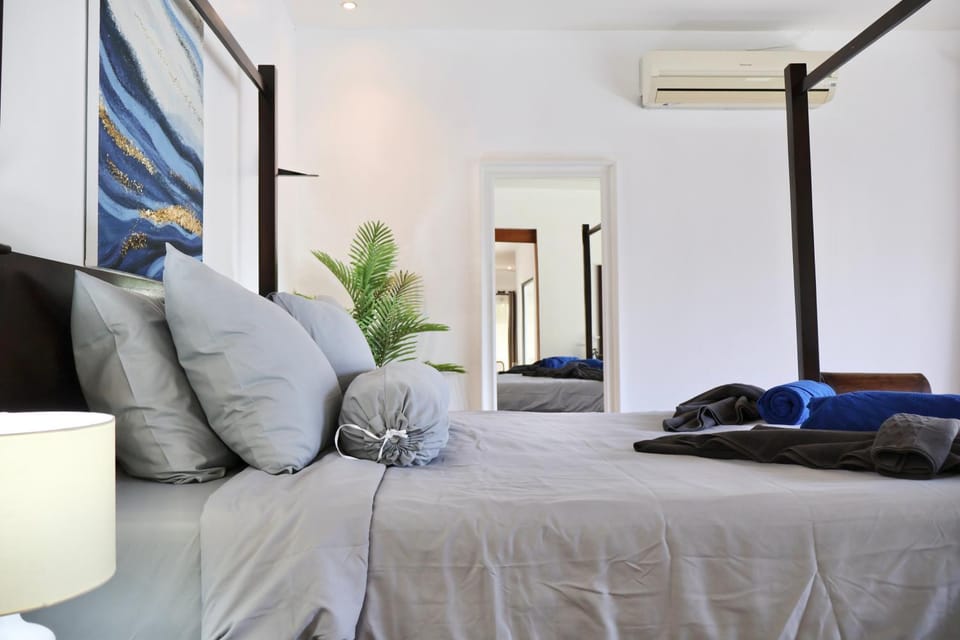 Bed, Living room, Photo of the whole room, Seating area, Bedroom, towels, air conditioner