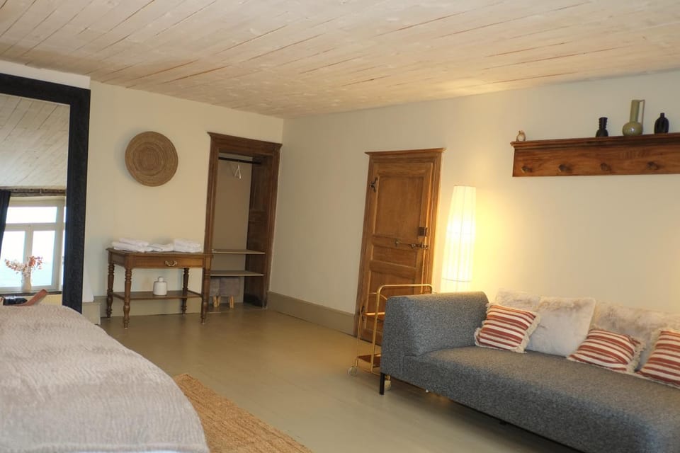 Living room, Photo of the whole room