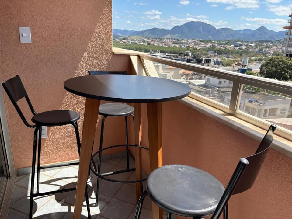 Apartamento a 350 m das praias de Areia Preta e das Castanheiras com dois quartos e duas varandas TV Wi-Fi dois elevadores sol da manhã garagem cozinha completa com airfryer micro-ondas sanduicheira e chaleira elétrica próximo a bancos mercados restaurant Apartment in Guarapari