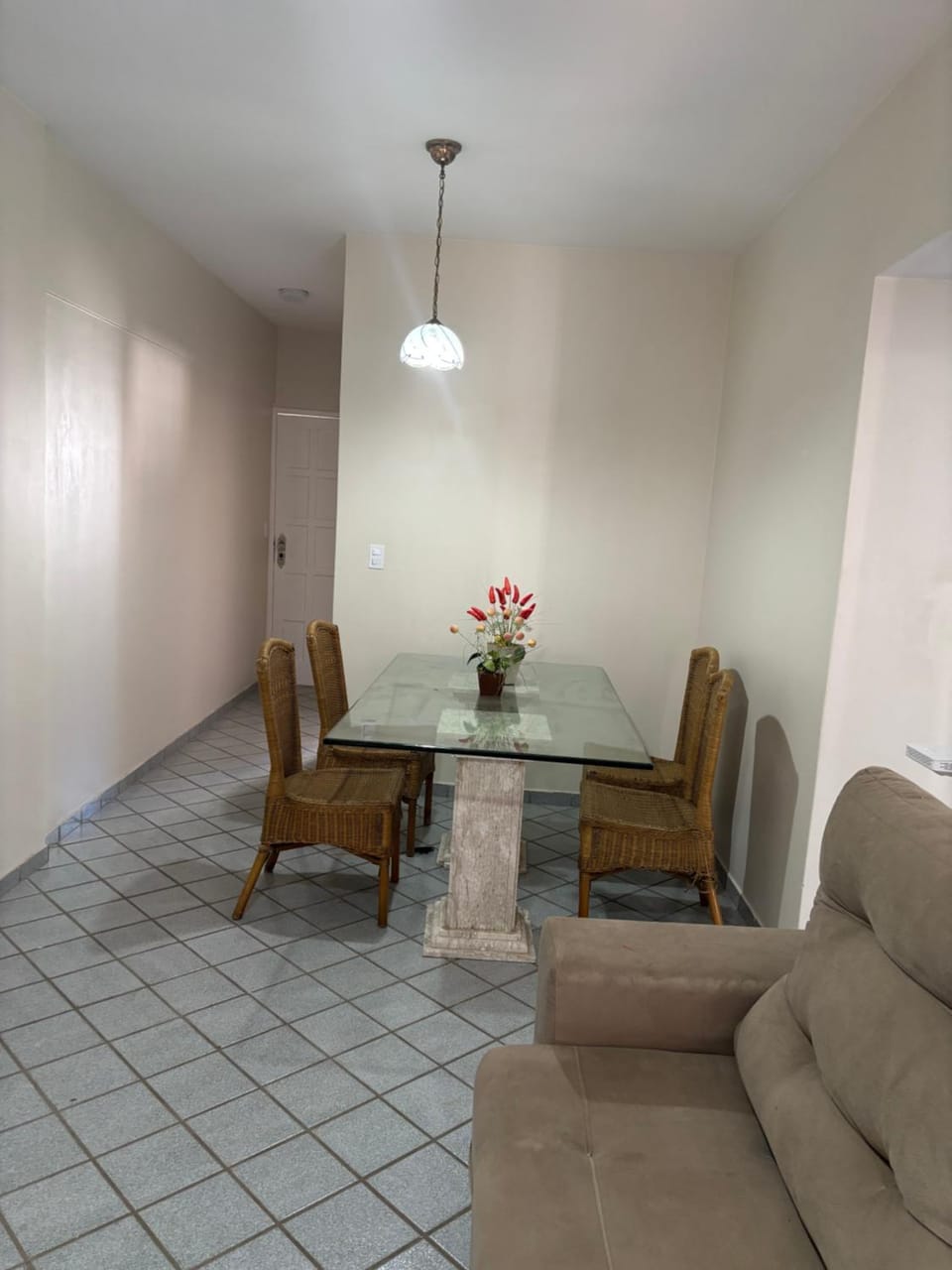 Apartamento a 350 m das praias de Areia Preta e das Castanheiras com dois quartos e duas varandas TV Wi-Fi dois elevadores sol da manhã garagem cozinha completa com airfryer micro-ondas sanduicheira e chaleira elétrica próximo a bancos mercados restaurant Apartment in Guarapari