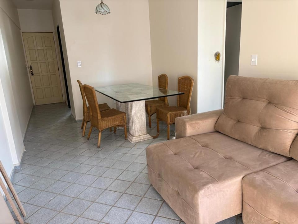 Apartamento a 350 m das praias de Areia Preta e das Castanheiras com dois quartos e duas varandas TV Wi-Fi dois elevadores sol da manhã garagem cozinha completa com airfryer micro-ondas sanduicheira e chaleira elétrica próximo a bancos mercados restaurant Apartment in Guarapari