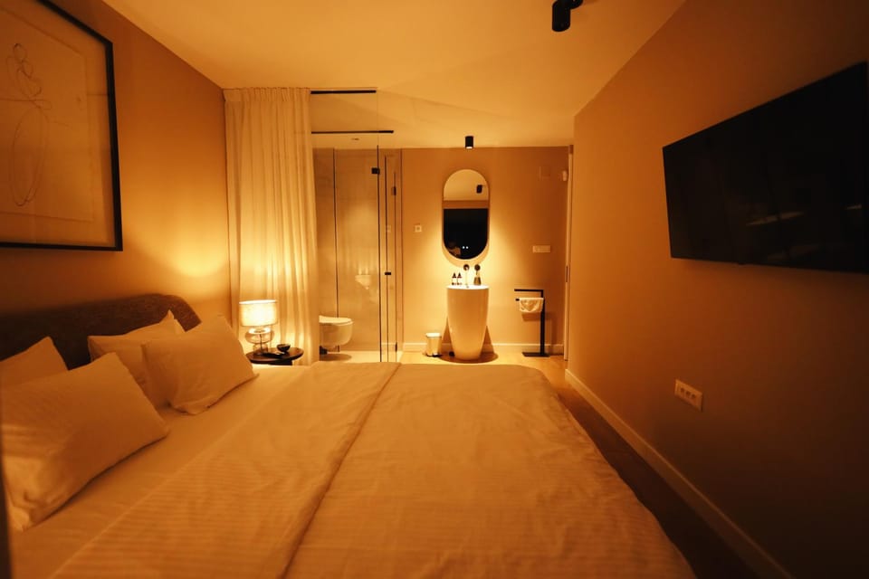 Bed, TV and multimedia, Photo of the whole room, Bedroom