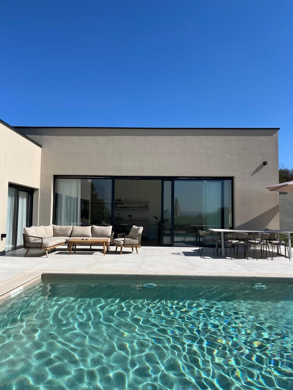 Property building, Patio, Day, Pool view, Swimming pool, sunbed