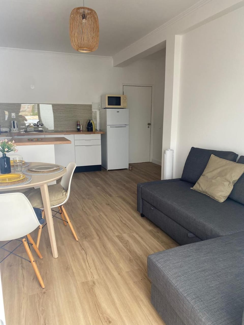 Kitchen or kitchenette, Living room, Seating area, Dining area, oven, stove