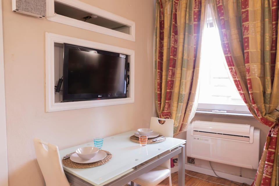 TV and multimedia, Dining area, hair dresser, air conditioner