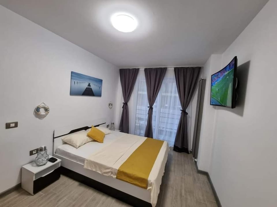 Bed, TV and multimedia, Photo of the whole room, Bedroom
