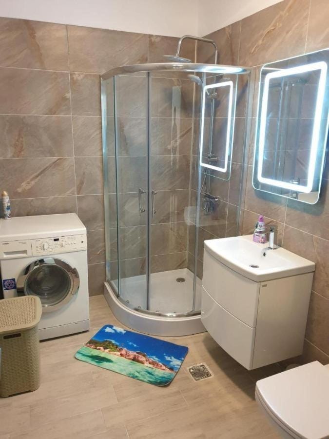 Shower, Toilet, Bathroom, towels, washing machine