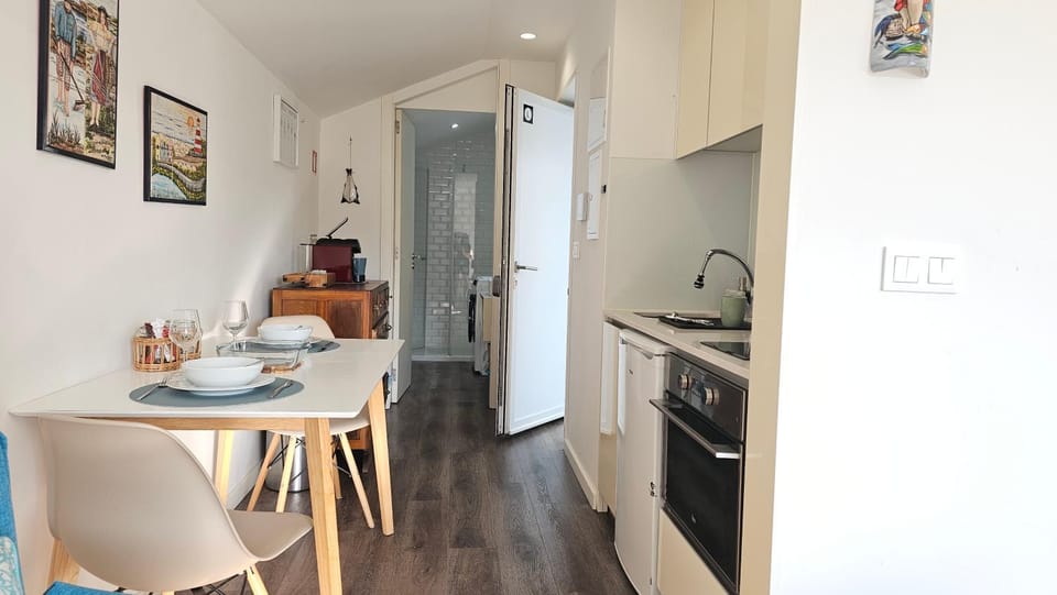 Kitchen or kitchenette, Dining area, oven, stove, toaster