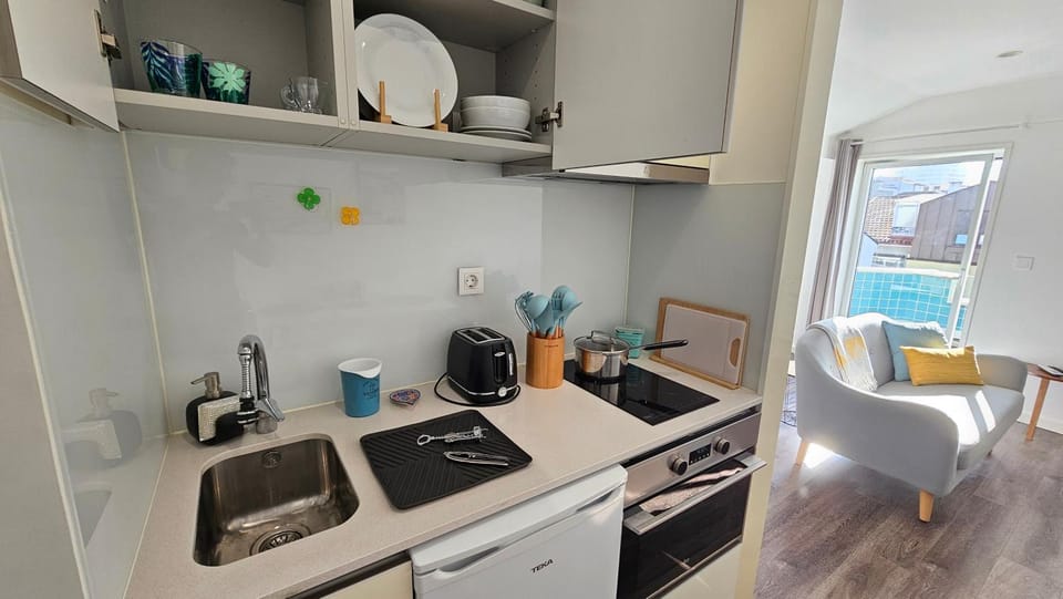 Coffee/tea facilities, Kitchen or kitchenette, Dining area, stove, toaster