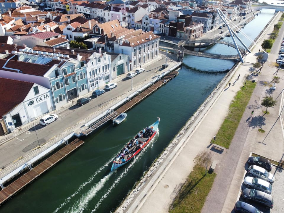 Property building, Day, Neighbourhood, Natural landscape, Activities, Bird's eye view, City view, Lake view, River view, Sea view, Street view, Location, Parking