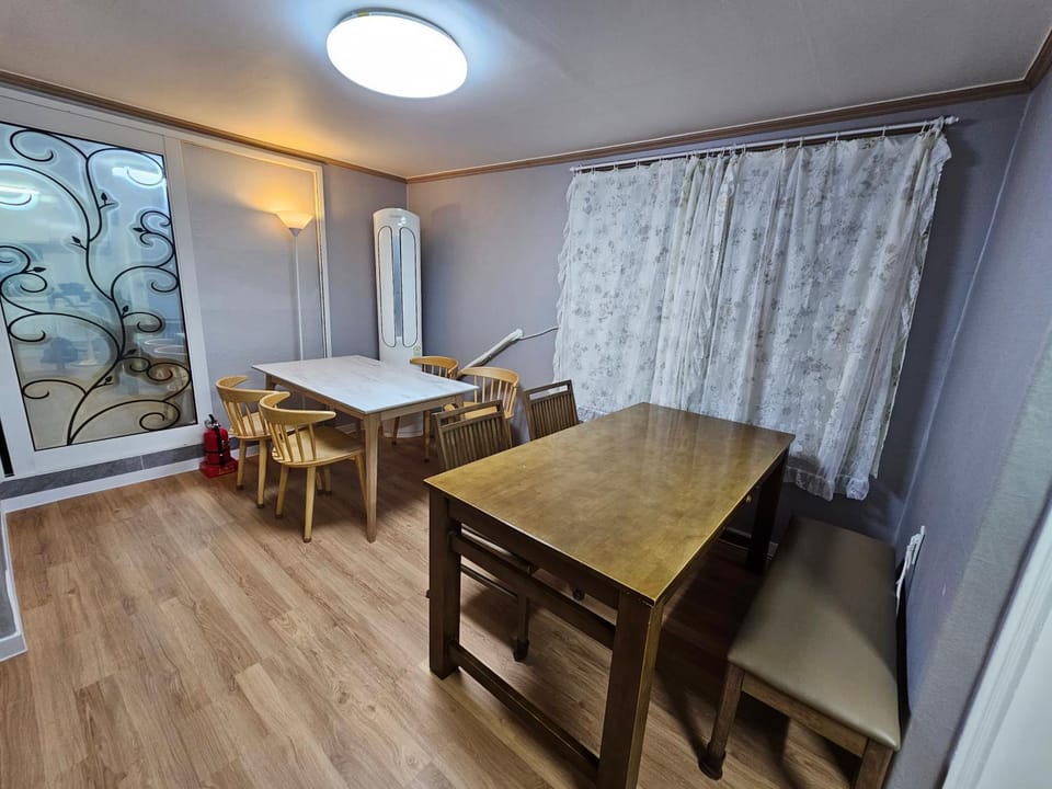 Living room, Dining area, Meals