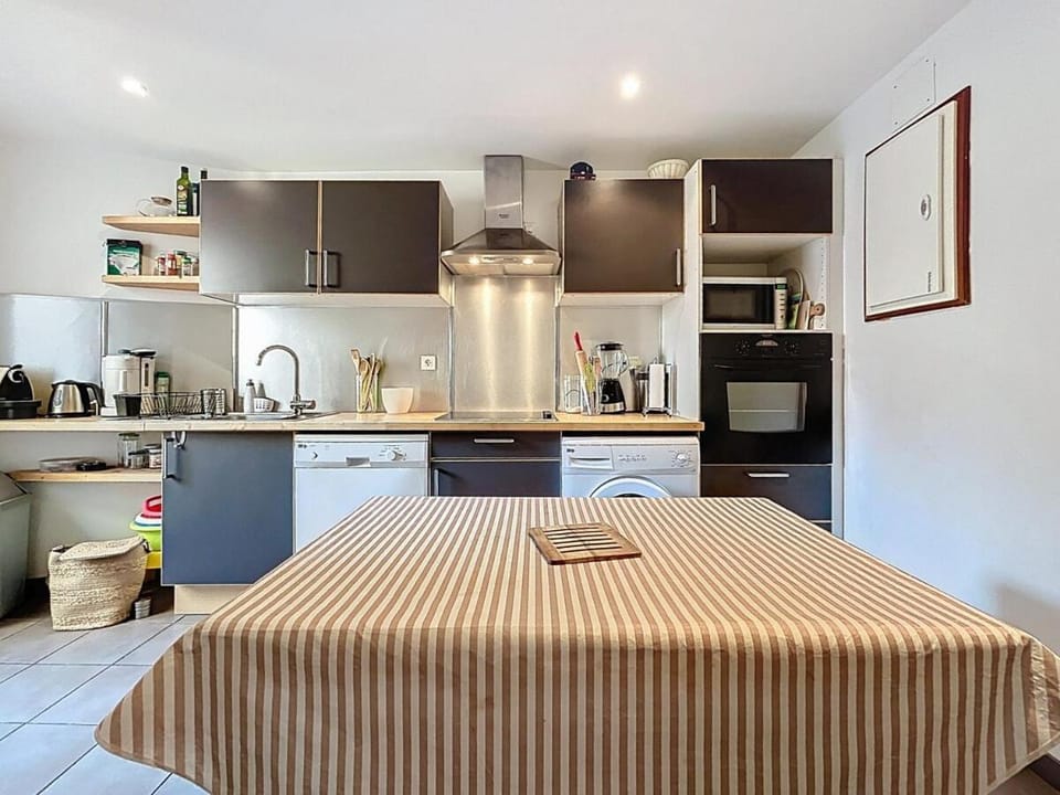 Kitchen or kitchenette, Dining area, oven, stove