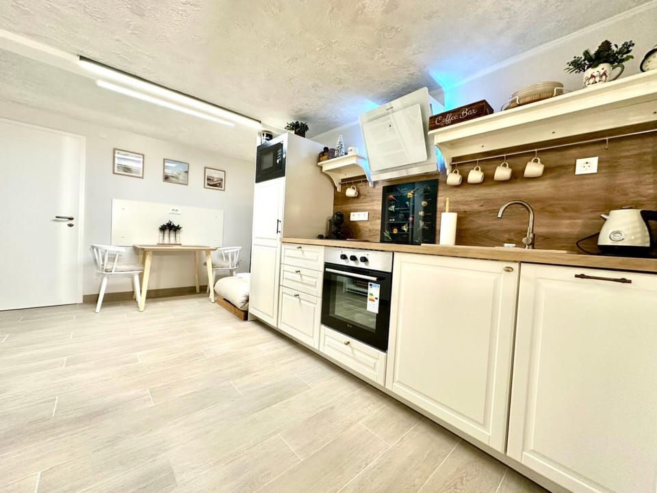 Kitchen or kitchenette, Dining area, dishwasher, oven, stove