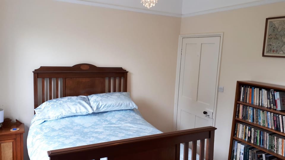 Bed, Library, Photo of the whole room, Bedroom