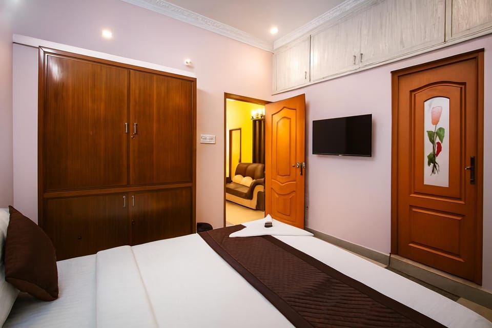 Bed, TV and multimedia, Photo of the whole room, Bedroom, wardrobe