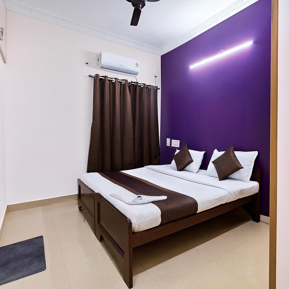 Bed, Photo of the whole room, Bedroom, towels, air conditioner