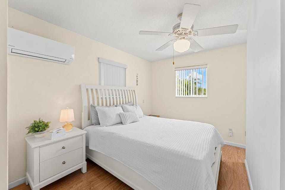 Bed, Photo of the whole room, Bedroom, air conditioner