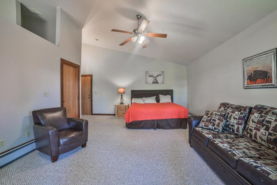 Deadwood SD 11k sq ft 9 Bd Suites 11 Ba Sleeps 35 Plus House in North Lawrence
