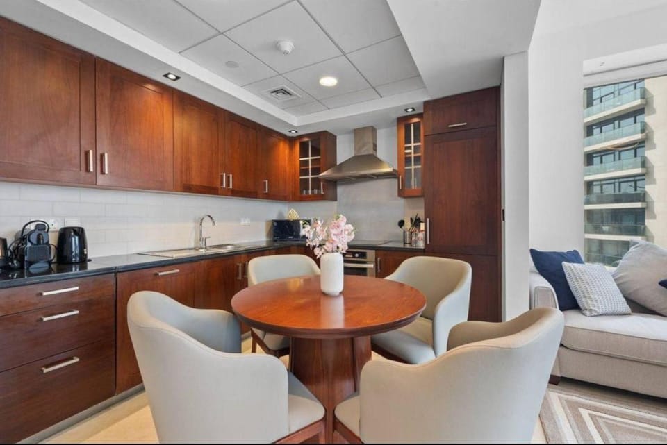 Kitchen or kitchenette, Living room, Seating area, Dining area, stove