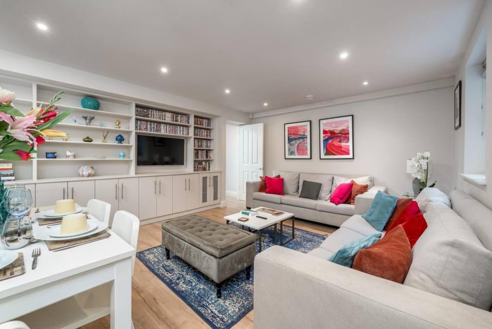 Niru Experience Hidden Secret 2BD 2BA Apartment in City of Westminster