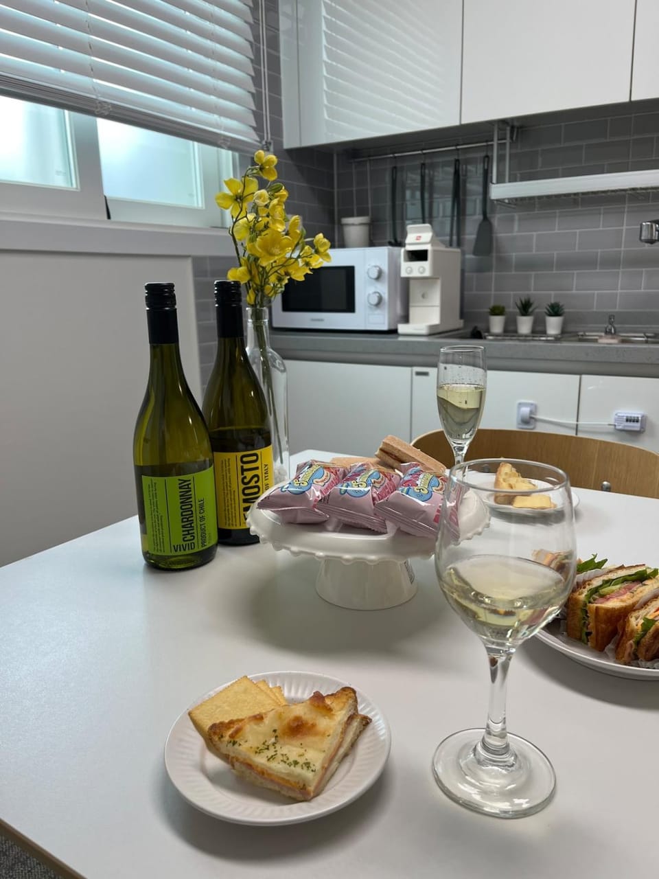 Kitchen or kitchenette, Food and drinks, Drinks, Alcoholic drinks