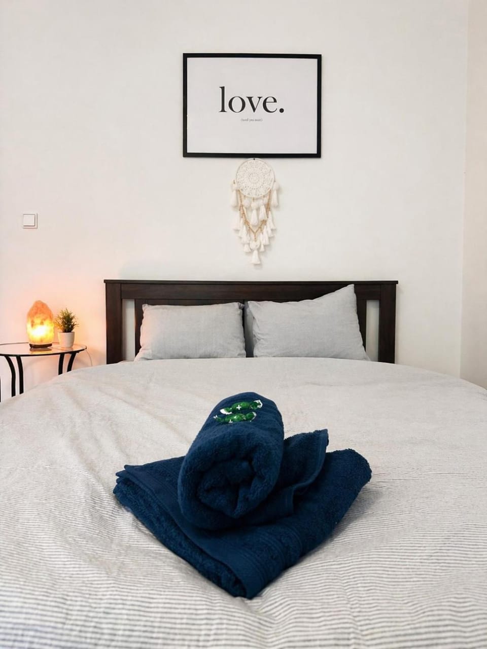 Bed, Bedroom, towels