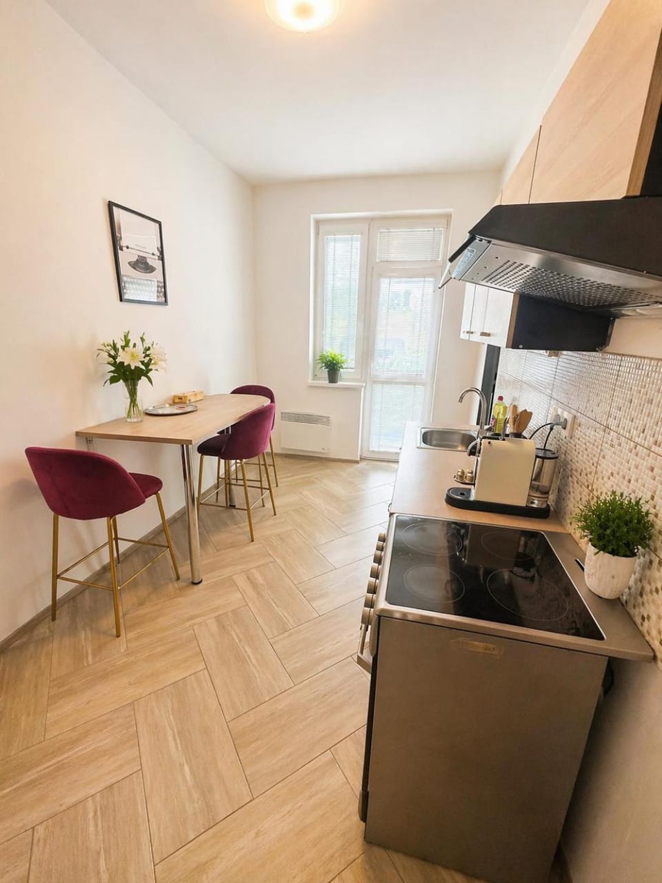 Kitchen or kitchenette, Dining area