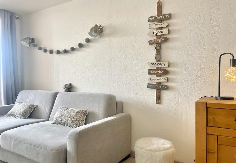Communal lounge/ TV room, Living room, Seating area