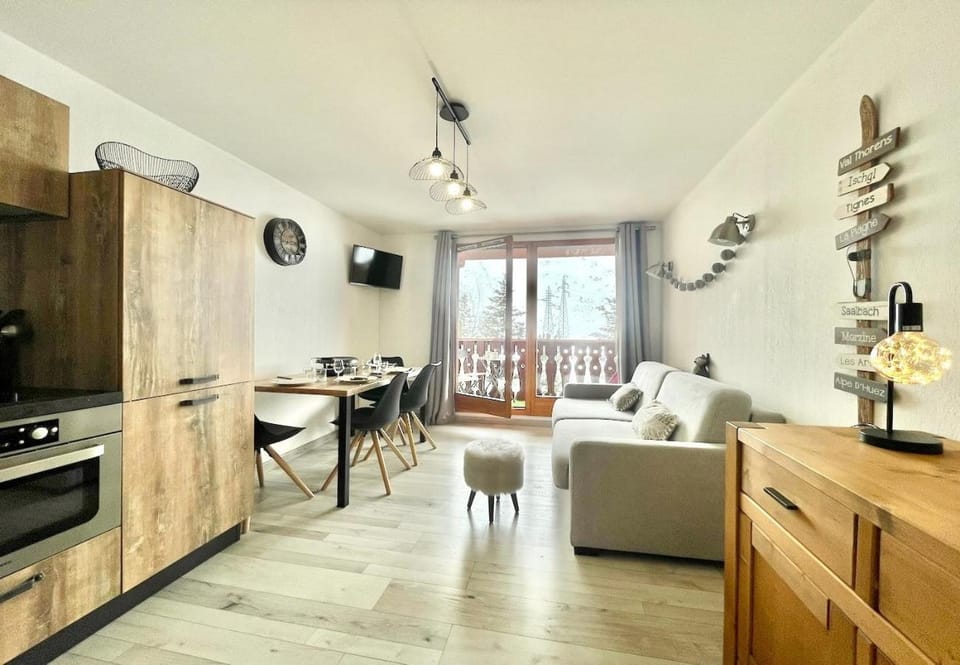 Communal lounge/ TV room, Kitchen or kitchenette, Living room, Seating area, Dining area, stove