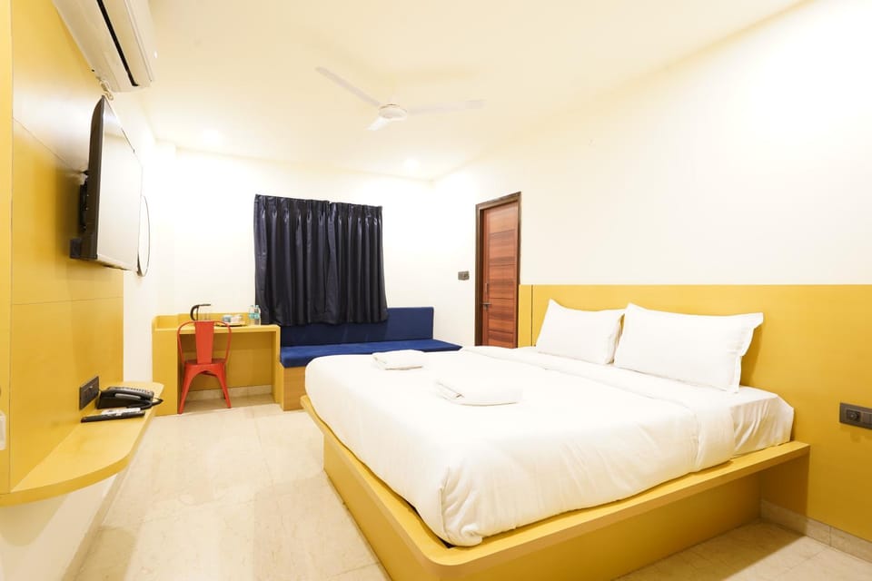 Bed, TV and multimedia, Photo of the whole room, Seating area, Bedroom