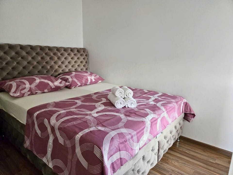 Bed, Bedroom, towels