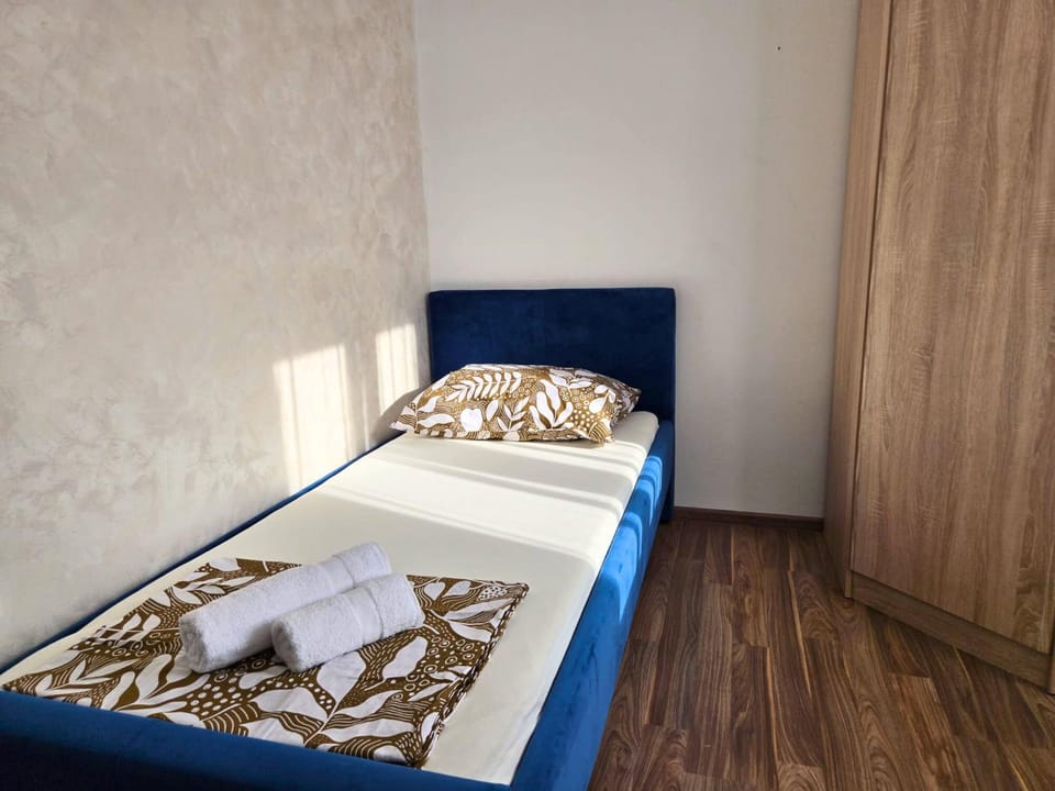 Bed, Bedroom, towels