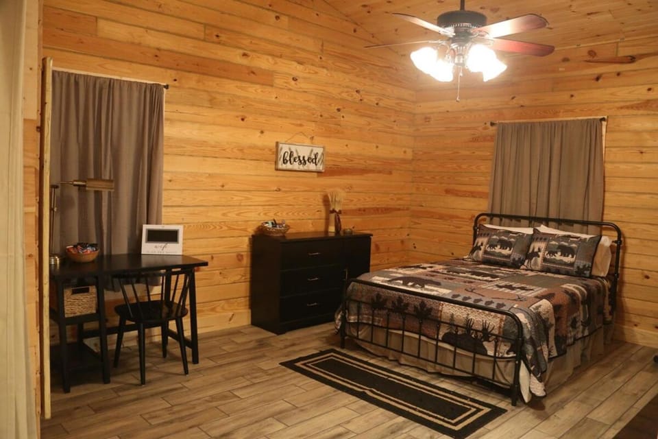 Modern Cabin on wooded 20 acres with scenic view in Nancy, KY Cabin in Lake Cumberland