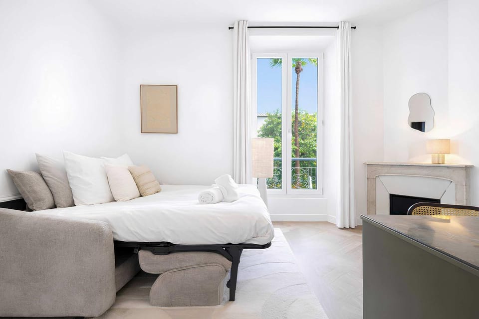 Bed, Living room